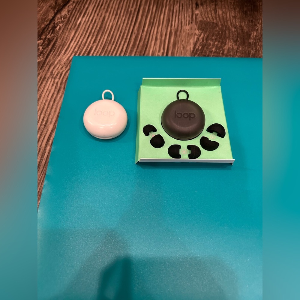 Black & White Loop Earplugs’ Cases with Extra Earpieces — NEW - Picture 3 of 4